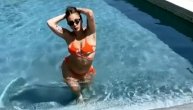 Lajdi Gaga zavodljivo izlazi iz bazena dok se sa nje sliva voda: Grudi krije zvezdicama