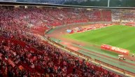 Izlazak igrača Zvezde na teren: A na tribinama samo deca i to na hiljade njih