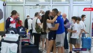 Poljupci, suze radosnice i emotivni zagrljaj Milice Mandić i njenog dečka po povratku iz Tokija
