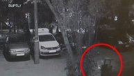 Bacio dvogodišnjeg sina sa petog sprata pa pobegao: Kamere snimila trenutak užasa u Rusiji