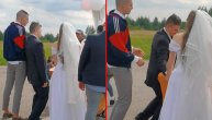 Evo šta se krije iza viralnog snimka gde kum drži pijanog mladoženju: Nije "ubijen" od akohola