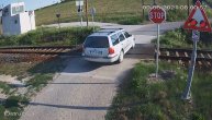 Vozač za samo par sekundi izbegao nalet putničkog voza ignorišući siganlizaciju na putnom prelazu
