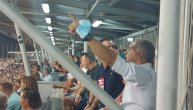 Albert Nađ iz sveg grla zapevao sa Grobarima: Legendarni fudbaler u loži grmeo pesmu o Partizanu
