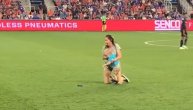 Najmlađeg "huligana" majka iznela sa terena pošto je uleteo: Stadion se istopio od slatkoće