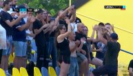 3 devojke usred navijačkog kopa vode navijanje: Ovakve scene se ne viđaju često, posebno ne u Srbiji