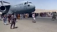 Dramatični prizor iz Avganistana: U želji da pobegnu peli su se na avion u letu, najmanje 7 poginulo