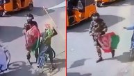 Taliban izleteo iz džipa kad je video mladića sa zastavom Avganistana, raspalio mu šamar i oteo je