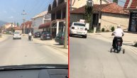 Ne kaže se za džabe, stariji ljudi su kao deca: Deka vozi skuter, ali sa pomoćnim točkićima: