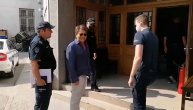 Bjelogrlić u pratnji policije stigao na saslušanje: Nasmejan imao je ovu poruku