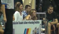 Lepa navijačica Partizana na derbiju: Pogledajte kako se nervirala dok je navijala za crno-bele