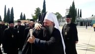 Zagrljaj na dočeku: Doček Njegove svetosti patrijarha srpskog Porfirija na aerodromu u Podgorici