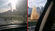 "Gejzir" na Novom Beogradu: Voda kulja na sve strane