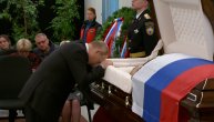 Oproštaj od poginulog ministra i bliskog kolege: Tužni Putin se prekrstio i spustio glavu na kovčeg