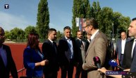 Vučić obišao atletski stadion u Kraljevu: Iznenadio se brojem ljudi koji su ga dočekali