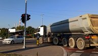Vozača šlepera mrzelo da čeka pa u polukružno krenuo na crveno svetlo: Dokle više bahatost?
