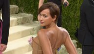 Ova žena šta god da obuče dominira: Irina Šajk u izazovnoj cvetnoj kombinaciji na Met Gali