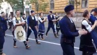 Povorka u narodnim nošnjama a na nebu ponos MUP-a: Ovako izgleda proslava Dana zastave