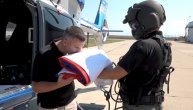 Veliko poštovanje, jer obeležje Srbije nije komad platna: Ovako policija leti sa zastavom