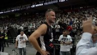 Veličković posle govora na poluvremenu napravio počasni krug: Grlio se i ljubio s navijačima