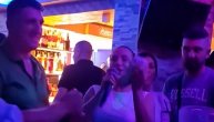 Kristinu obasipaju bakšišem, dok Kristijan sve posmatra: Pune joj ruke dvehiljadarkama na nastupu