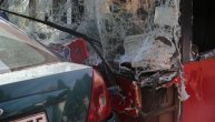 Autobus se zabio u auto, pa u zid: Snimak jezive nesreće u Zemunu