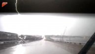 Pakao se spustio na zemlju: Sevalo je sa svih strana, dok su vozili auto udario ga je grom