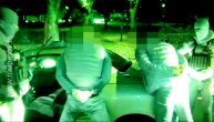 Policija iz auta izvukla osumnjičenog za paljenje Rendž rovera: Snimak filmskog hapšenja u Beogradu