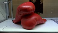 Za Muhameda Alija 60.000 dolara: Rukavice legende boksa na aukciji