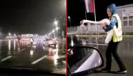 Labud izazvao pometnju na putu u Vrčinu: Iz gužve ga spasila radnica "Puteva Srbije"