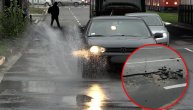 Mini "jezero" i rupa na uluci u Beogradu izazvalo pometnju u saobraćaju i među mokrim prolaznicima