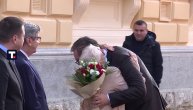 Dirljiv susret Vučića i razredne: Uručio joj buket cveća