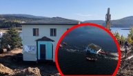 Nisu želeli da se odreknu kuće stare 100 godina, pa su je prevezli preko zaliva na novu parcelu