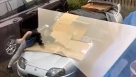Život daje - auto ne: Svojim telom brani vozilo od udara grada