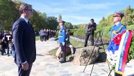 Predsednik se poklonio žrtvama koje su streljane 1941. godine: Vučić na molebanu u Šumaricama