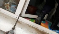 Policija upala kroz prozor da bi ih spasila: Majka decu ostavila zaključane danima u stanu