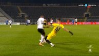 Ni on sam ne zna šta je hteo: Glupost golmana Metalca, hteo da dribla Rikarda, pa napravio penal
