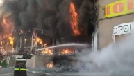 Izgorela trospratna zgrada: Veliki požar gasilo preko 140 vatrogasaca