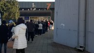 "Ne znam zašto se tek sad vakcinišem": Na Sajmu nas je dočekao dugačak red za imunizaciju