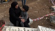 Majka brani sinov grob od buldožera: Okršaji su svakodnevni, preostaju samo molitve