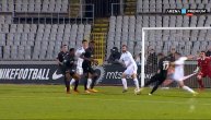Menigu lopta prošla kroz noge i to je ispalo najbolja stvar za Partizan: Živković je zakucao u mrežu