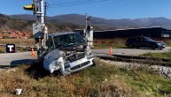 Teška nesreća u Pirotu: Auto naleteo na voz, spreda potpuno smrskan, vozač zadobio lakše povrede