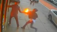 Eksplozija u prodavnici, vatra na ulici: Bačen "Molotovljev koktel" u radnju, prolaznik postao heroj