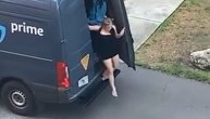 Ma samo joj je pokazao šta ima unutra: Dostavljač "usrećio" devojku unutar kombija, pa dobio otkaz