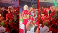 Jelena Karleuša dobila velelepni buket: Zasenio i crvenu hajlinu, sve pred očima Nataše Bekvalac