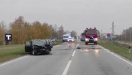 Teška saobraćajna nesreća kod Kaća: Poginula devojka, vatrogasci sekli vozilo da izvuku telo žrtve