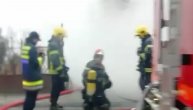 Požar na Karaburmi: Gori prodavnica u stambenom objektu, članovi porodice se nagutali dima