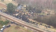 Hiljade migranata očajnički pokušava da uđe u EU: Dramatični snimci sa granice Belorusije i Poljske