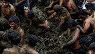 Bizarni običaji u Indiji tokom festivala: Meštani se gađaju kravljom balegom, veruju da je lekovita