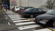 Bahato parkiranje viši nivo: Parking prazan ali zato svi stoje na mestu za invalide