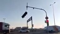 Vozači, oprez na ovoj raskrsnici: Semafor samo što ne izazove tragediju! Otkačio se i visi sa stuba